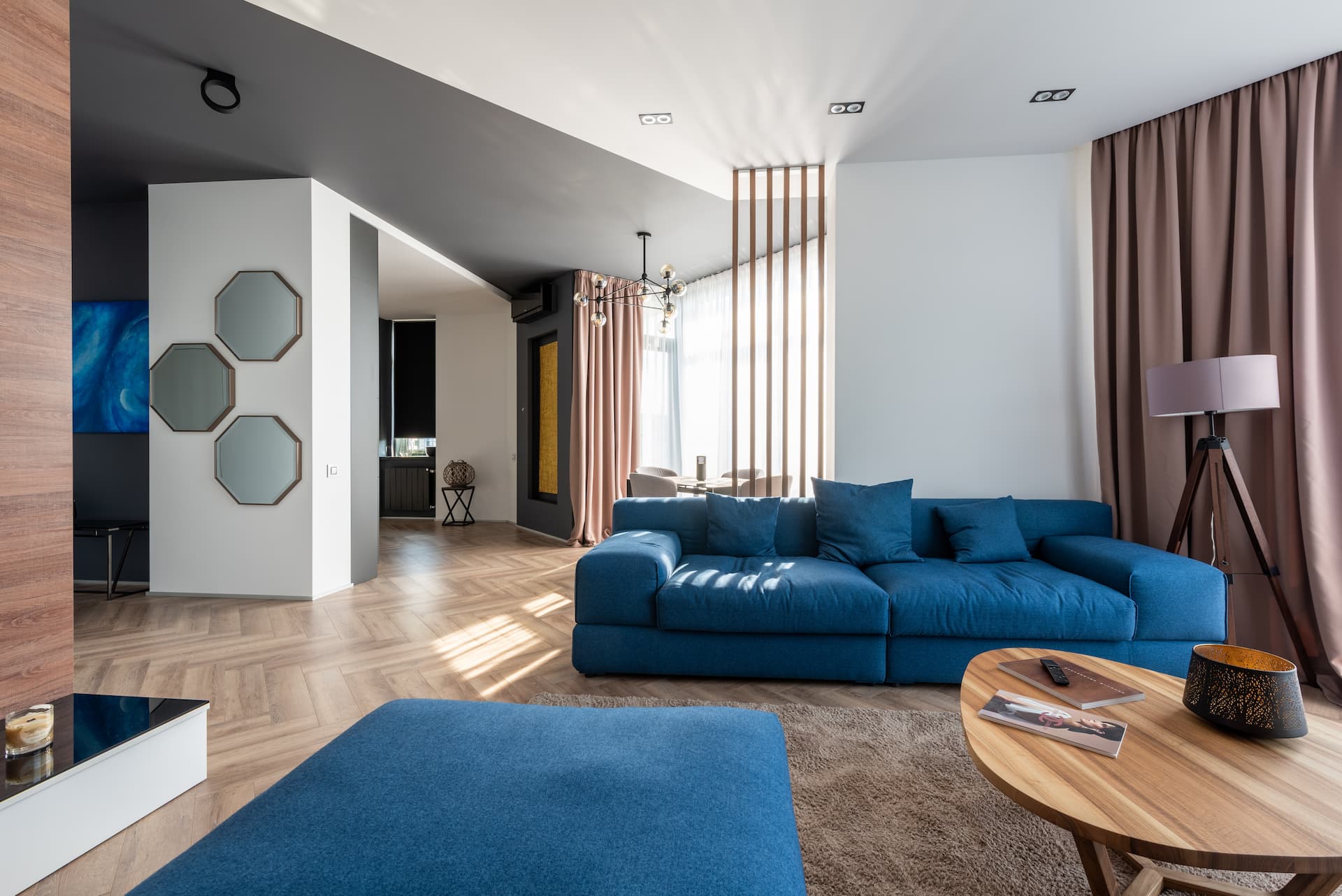 Sofá de color azul en sala de estar moderna y elegante